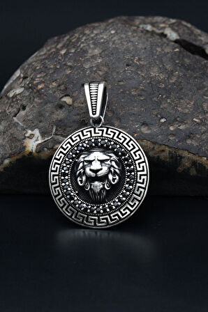 925 Ayar Gümüş Kolye Ucu Aslan Figürlü Mikro Taş Süslemeli Grek Desenli 901216