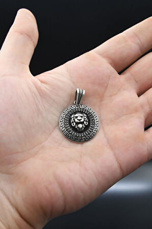 925 Ayar Gümüş Kolye Ucu Aslan Figürlü Mikro Taş Süslemeli Grek Desenli 901216