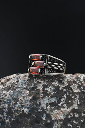 Erkek Yüzüğü Kırmızı Baget Taşlı 925 Ayar Gümüş 901780