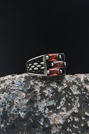 Erkek Yüzüğü Kırmızı Baget Taşlı 925 Ayar Gümüş 901780