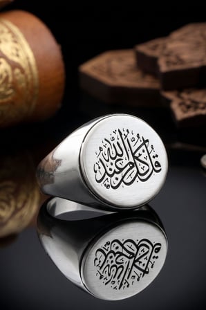 Her şeyin Allah'tan olduğunu söyle Arapça Yazlı 925 Ayar Gümüş Yüzük Sade Kasa 903128