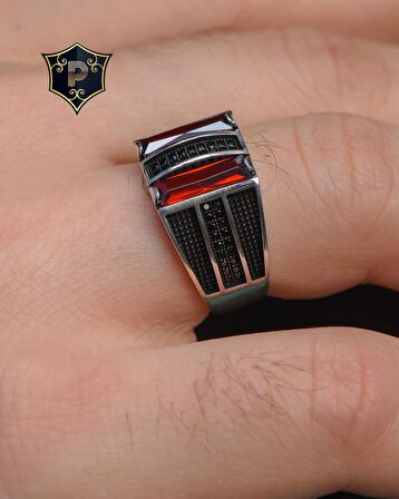 Gümüş Erkek Yüzük Kırmızı Zirkon Taşlı Mikro taş Süslemeli
