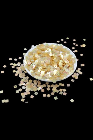 Sarı Janjan 6x6 mm Kare Ortadan Delikli Pul Payet 20 Gr (Tülbent, Oya, Havlu Malzemesi)