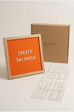 Ahşap Harfli Yazı Panosu 25,5x25,5 cm Premium Gerçek Çam Çerçeve 340 Parça Harf Seti Standlı Duvara Asılabilir Keçe İçli