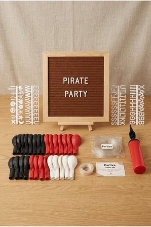Korsan Temalı Doğum Günü Süsleme Classic Set Kahve Keçe Yazı Panosu Standlı Balon Zincirli