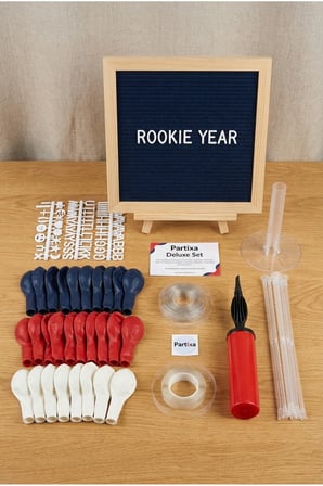Yılın Çaylağı 1 Yaş Doğum Günü Süsleme Deluxe Set Koyu Mavi Keçe Yazı Panosu Standlı Balon Zincirli 7li Şeffaf Balon Standlı Spor Seti