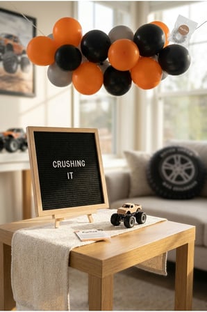 Dev Teker Monster Truck Temalı Doğum Günü Süsleme Mini Set Siyah Keçe Yazı Panosu Standlı Balon Zincirli Araba Konsepti