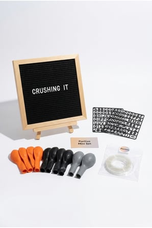 Dev Teker Monster Truck Temalı Doğum Günü Süsleme Mini Set Siyah Keçe Yazı Panosu Standlı Balon Zincirli Araba Konsepti