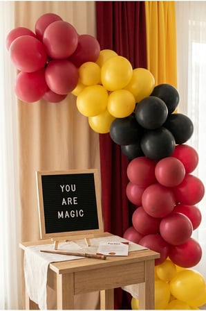 Sihirli Şato Büyücülük Okulu Temalı Doğum Günü Süsleme Classic Set Siyah Keçe Yazı Panosu Standlı Balon Zincirli El Pompası Sihirbaz Seti