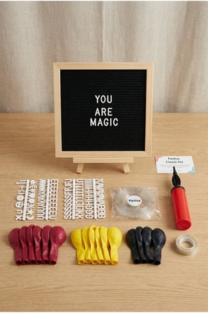 Sihirli Şato Büyücülük Okulu Temalı Doğum Günü Süsleme Classic Set Siyah Keçe Yazı Panosu Standlı Balon Zincirli El Pompası Sihirbaz Seti