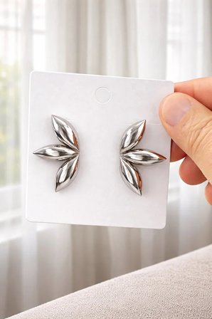 Parlak Gümüş Yaprak Küpe – Modern Çiçek Formlu Şık Kadın Küpe