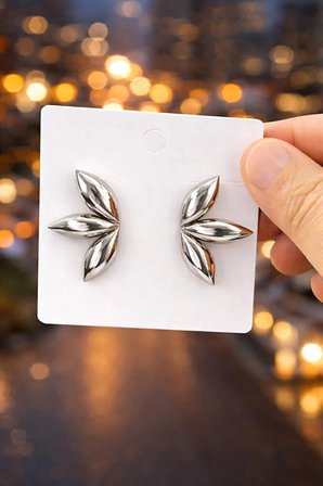Parlak Gümüş Yaprak Küpe – Modern Çiçek Formlu Şık Kadın Küpe