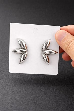 Parlak Gümüş Yaprak Küpe – Modern Çiçek Formlu Şık Kadın Küpe