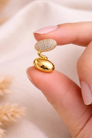 Taş Detaylı S Form Kıkırdak Küpe Tek Tarafı İğneli Tek Tarafı Geçmeli Gold Renk Bijuteri Küpe