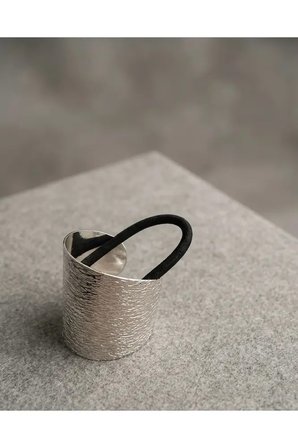 Metal Detaylı Lastikli Saç Tokası Gümüş Rengi Kararmaz Kaplama Şık Tasarım Saç Aksesuarı