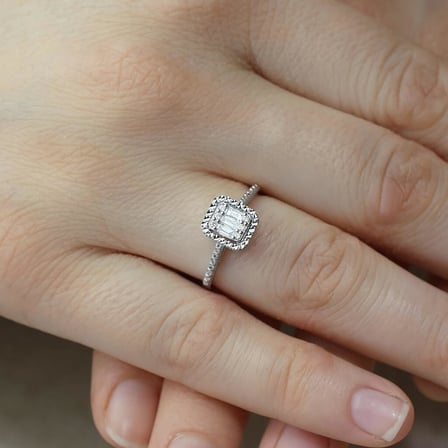 0.18 Ct Kalemli Tasarım Baget Kare Tektaş Yüzük