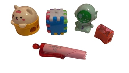 Sevimli Çocuk Kırtasiye Seti - Kedi Kalemlik, Rubik Küp, Astronot Figür, Kalemtıraş ve Mini Zımba 5'li Set