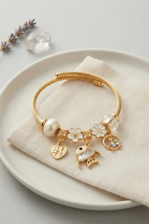 Balık Charmlı Beyaz Renk Gold Bileklik