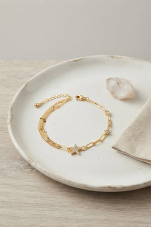 Gold Renk Pirinç Ataç ve Puntalı Zincirli Yıldız Model Kadın Bileklik