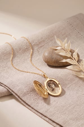 Pirinç Gold Renk Kapaklı Fotoğraf Koyulabilir Model Kadın Kolye
