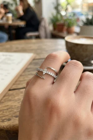 Gümüş Renk Kuyruklu Çift Sıra Taşlı Model Kadın Yüzük