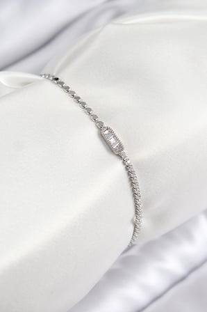 Pirinç Zirkon Taşlı Dikdörtgen Model Ezme Zincir Gümüş Renk Kadın Bileklik