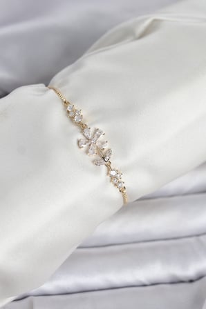 Gold Renk Zirkon Taşlı Papatya Model Asansörlü Kadın Bileklik