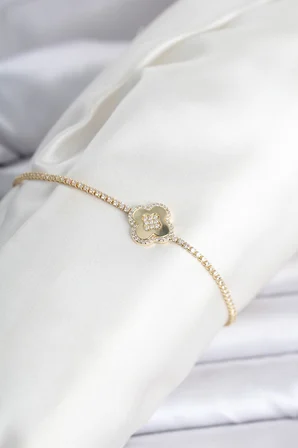 Pirinç Gold Renk Zirkon Taşlı Yonca Model Su Yolu Kadın Bileklik