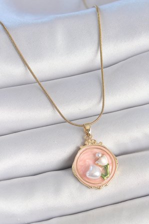 316L Çelik Gold Renk Zincir Pembe Mineli İncili Çiçek İşlemeli Portre Model Kadın Kolye