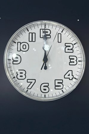 Gümüş Detaylı Kalın Okunaklı Fontlu Duvar Saati Okuması Kolay Büyük Puntolu Duvar Saati