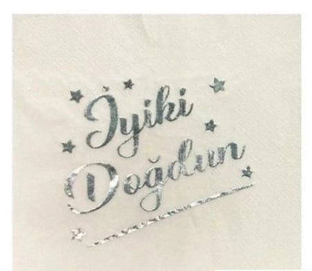 Premium BEYAZ GÜMÜŞ İYİKİ DOĞDUN VARAKLI PEÇETE Sunum Keyif Masa Düzeni