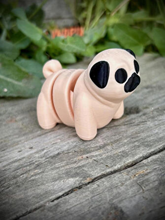 Pug Cinsi Oyuncak Köpek 🐶 🐾 “Burun Kıvıran Minik Dost” – 3D Hareketli organik Pug Figürüyle Tanışın Orta Boy