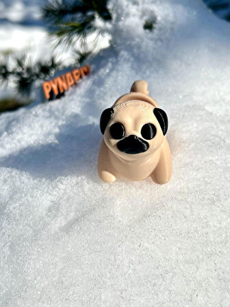 Pug Cinsi Oyuncak Köpek 🐶 🐾 “Burun Kıvıran Minik Dost” – 3D Hareketli organik Pug Figürüyle Tanışın Orta Boy