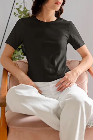 Classic Black: Günlük Rahat Siyah T-Shirt