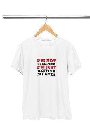 I'm Not Sleeping I'm Just Resting My Eyes Baskılı Hediyelik Eğlenceli Beyaz Unisex T-Shirt