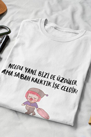 Noldu Yani. Bizi de Üzdüler. Sabah Kalktık İşe Geldik. Baskılı Eğlenceli Beyaz Unisex T-Shirt