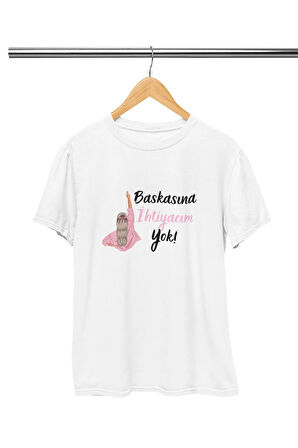 Kimseye İhtiyacım Yok Baskılı Hediyelik Motivasyon Beyaz Kadın T-Shirt