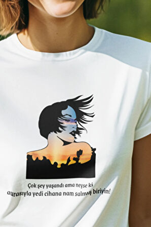 Aurasıyla Nam Salmış Birisiyim Baskılı Eğlenceli Hediyelik Beyaz Kadın T-Shirt