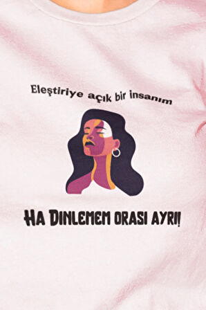 Eleştiriye Açık Bir İnsanım Baskılı Eğlenceli Hediyelik Beyaz Kadın T-Shirt