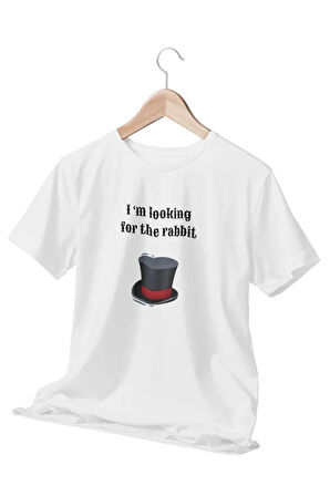 I'm Looking For The Rabbit-Şapka Temalı Beyaz T-Shirt