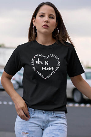 She Is Strong Fearless Patient Mom Baskılı Anneler Günü Hediyelik Siyah %100 Pamuklu T Shirt