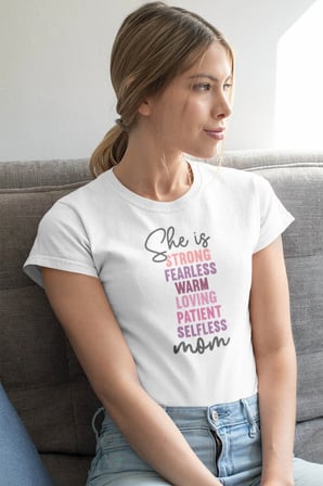 She Is Strong Fearless Patient Mom No:2 Baskılı Anneler Günü Hediyelik Beyaz %100 Pamuklu T Shirt