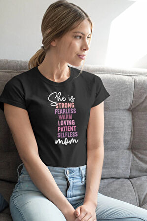 She Is Strong Loving Selfless Mom No:2 Baskılı Anneler Günü Hediyelik Siyah %100 Pamuklu T Shirt