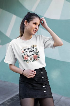 Beautiful Worthy Loved Mother Baskılı Anneler Günü Hediyelik Beyaz %100 Pamuklu T Shirt