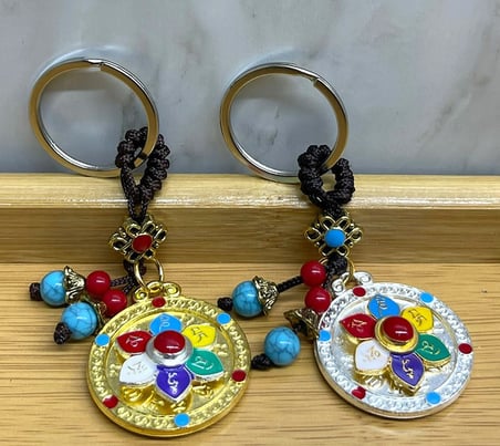 Delux Serisi Unisex Hediyelik Kadın Aksesuar Modern Çizgi Metal Lotus Tılsımlı Şans Anahtarlık