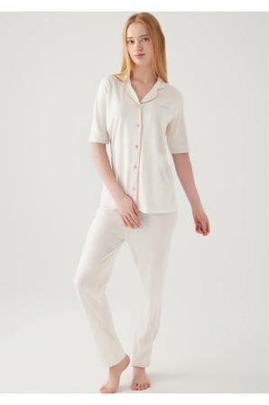 Kadın Krem Pamuklu Modal Boydan Patlı Kısa Kol Kutulu Pijama Takımı Q8.U.8O.K2.K.A6.P.C