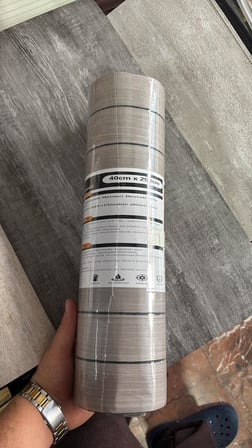 40Cmx250Cm Açık Gri 3D Girintili Yapışkanlı Sxp Akustik Lambiri Desenli Duvar Paneli Kağıdı Kül