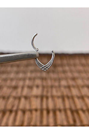 316 L Cerrahi Çelik Anti Alerjik Piramit Model 8 mm x 1.2mm Kilitli Halka Piercing