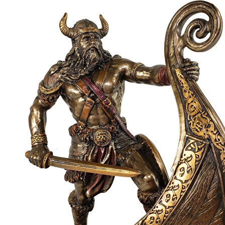 Knarr Gemisi Üstünde İskandinav Viking Savaşçısı Biblo