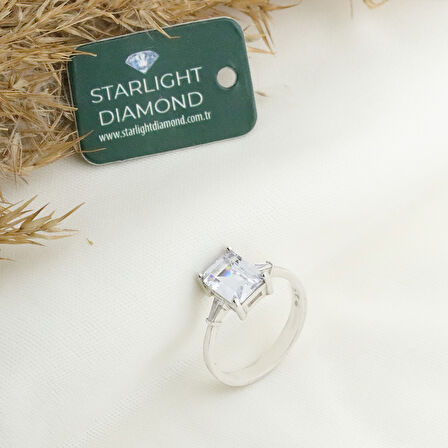 Emerald Kesim Yanları Taşlı Starlight Diamond Gümüş Yüzük